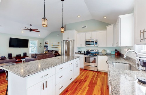 Colington Casa | 3BR Dog-friendly home near beach w/office, balcony