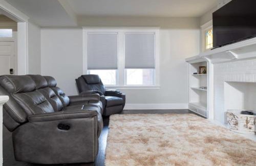 Clayton-Tamm Casa | 3BR Dogtown Bungalow Office and Bar