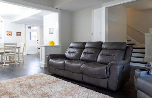 Clayton-Tamm Casa | 3BR Dogtown Bungalow Office and Bar