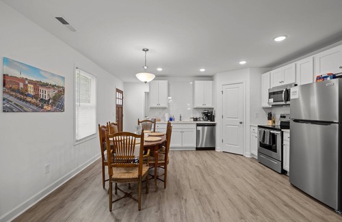 Salisbury Casa | 3BR Downtown Retreat King Bed Cozy & Fast WiFi