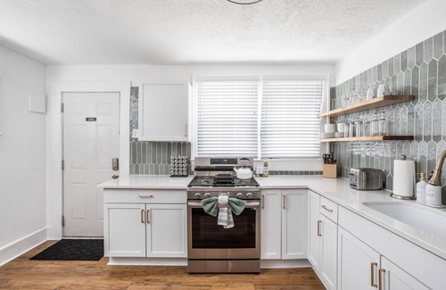 Mapleton/Fall Creek Casa | 3BR DT Home, Yard + Pets, Gourmet Kitchen