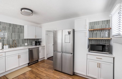 Mapleton/Fall Creek Casa | 3BR DT Home, Yard + Pets, Gourmet Kitchen