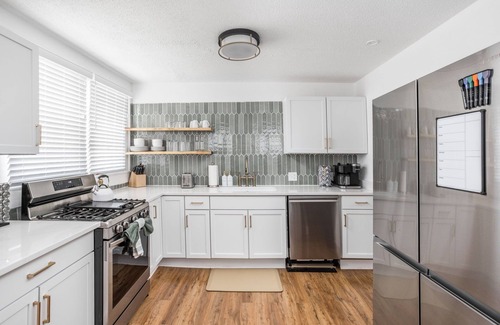 Mapleton/Fall Creek Casa | 3BR DT Home, Yard + Pets, Gourmet Kitchen