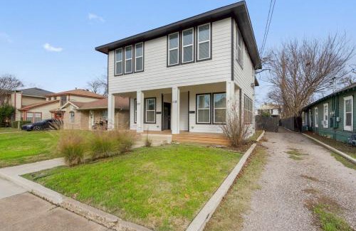 Oak Cliff Casa | 3BR Duplex - Walk to Bishop Arts - Fenced Yard
