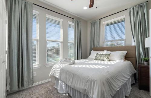 Oak Cliff Casa | 3BR Duplex - Walk to Bishop Arts - Fenced Yard