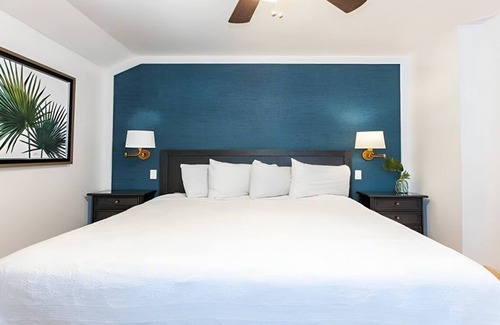 Captiva Hotel | 3BR Family Cottage | Porch | Pools | Free Parking | Tropical Captiva Stay