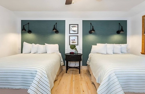 Captiva Hotel | 3BR Family Cottage | Porch | Pools | Free Parking | Tropical Captiva Stay