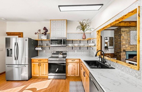 Newport Casa | 3BR Family Getaway on Goat Farm w 100 yr Old Barn