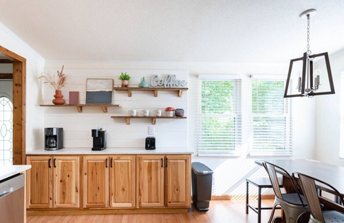 Newport Casa | 3BR Family Getaway on Goat Farm w 100 yr Old Barn