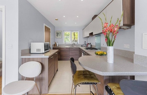 Greenhithe Casa | 3BR Family Stay | Garden, Parking, Near Bluewater