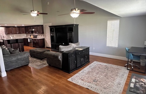 Gilbert Casa | 3BR Farmhouse near Gilbert Temple with access to indoor Racquetball Court