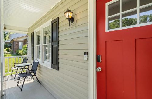 Paw Creek Apartamento | 3BR Gem! Home Theater with Large Yard! 5 miles to Airport and Uptown! Free Parking! Pets Ok!