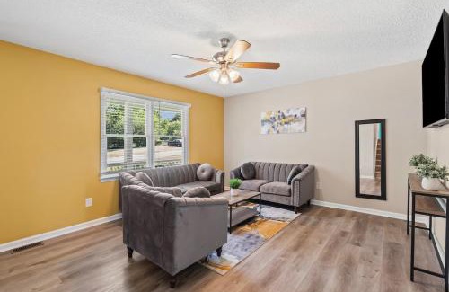 Paw Creek Apartamento | 3BR Gem! Home Theater with Large Yard! 5 miles to Airport and Uptown! Free Parking! Pets Ok!