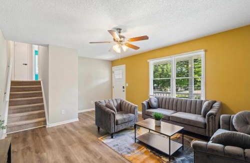 Paw Creek Apartamento | 3BR Gem! Home Theater with Large Yard! 5 miles to Airport and Uptown! Free Parking! Pets Ok!