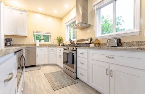 East Allegheny Casa | 3BR GEM Near Hot Spots - Deck