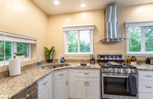 East Allegheny Casa | 3BR GEM Near Hot Spots - Deck