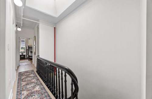 Harlem Apartamento | 3BR Harlem Stay with Washer with Dryer