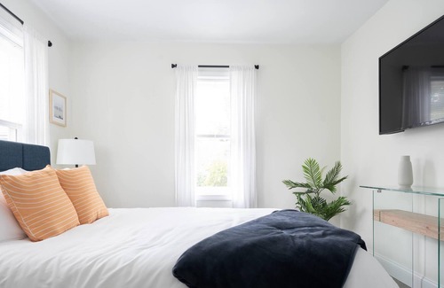 Middletown Cabaña | 3BR-Heart of Newport-Mins to Airport-Middletown