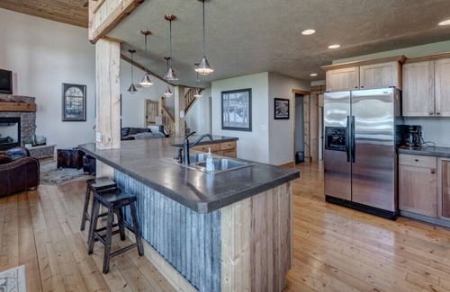 Lead Chalet De Esquí | 3BR Holy Terror Chalet at Terry Peak with Hot Tub!