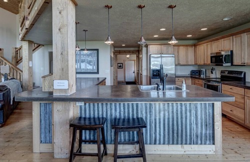 Lead Chalet De Esquí | 3BR Holy Terror Chalet at Terry Peak with Hot Tub!