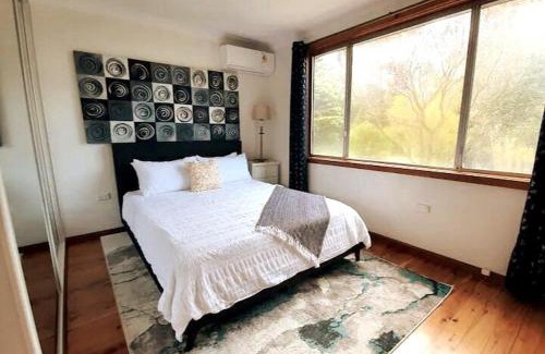 Keiraville Casa | 3BR Home 2 min drive to UOW, with garage, AC, Wi-Fi