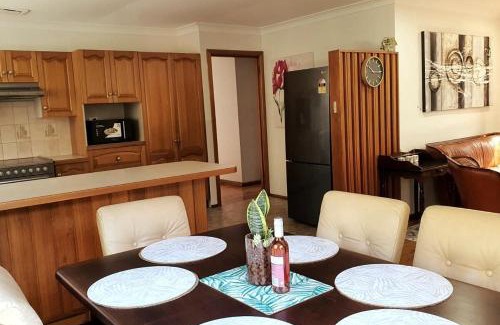 Keiraville Casa | 3BR Home 2 min drive to UOW, with garage, AC, Wi-Fi