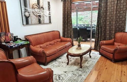 Keiraville Casa | 3BR Home 2 min drive to UOW, with garage, AC, Wi-Fi