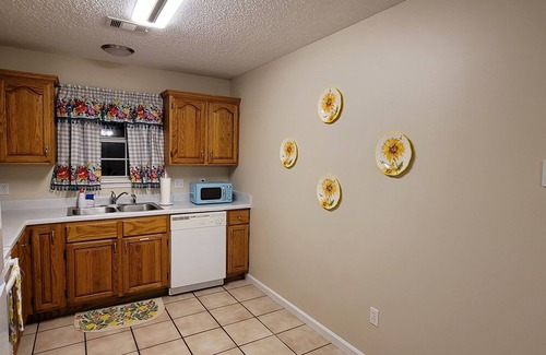 Jonesboro Casa | 3BR Home - Calm Neighborhood & 3 Miles to Hospital