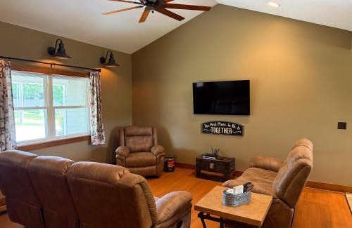Downtown Branson Casa | 3BR Home - Near The Landing - Free Tickets Included - Cottonwood Cottage