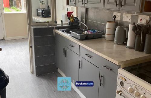 Birmingham Apartamento | 3BR House By Escape & Estates Short Lets & Serviced Accommodation Birmingham With Private Garden & Free WiFi