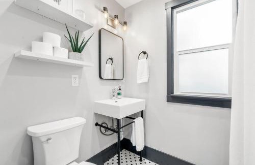 Sunnyside Casa | 3BR House - Renovated - Parking - Fast Wifi
