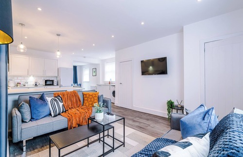 Droylsden Casa | 3BR House w/ Parking, Free Wifi, and Discounts!