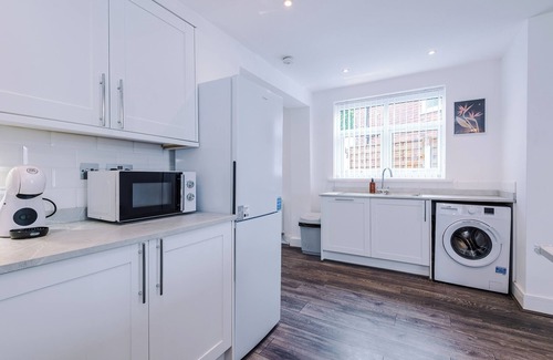 Droylsden Casa | 3BR House w/ Parking, Free Wifi, and Discounts!