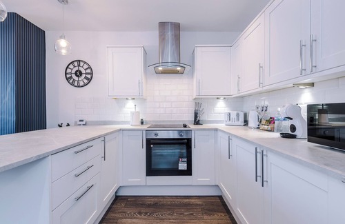 Droylsden Casa | 3BR House w/ Parking, Free Wifi, and Discounts!