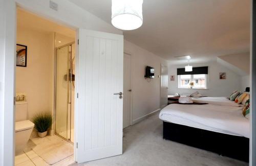 Hall Green Casa | 3BR House with 3 Bathrooms - Families - Professionals - Relocators - NEC - BHX - HS2 - JLR - Travel Cot Available - Pets Welcome - Free Parking