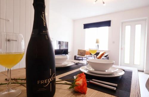 Hall Green Casa | 3BR House with 3 Bathrooms - Families - Professionals - Relocators - NEC - BHX - HS2 - JLR - Travel Cot Available - Pets Welcome - Free Parking