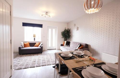 Hall Green Casa | 3BR House with 3 Bathrooms - Families - Professionals - Relocators - NEC - BHX - HS2 - JLR - Travel Cot Available - Pets Welcome - Free Parking