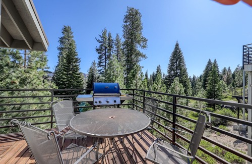 Lakeshore Condominio | Amplia casa cerca de Huntington Lake, esquí y vistas al bosque / montaña.