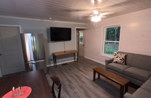 South Rutland Cabina | 3BR Lacona Cabin: AC, Trails Access, Family + Pet-Friendly