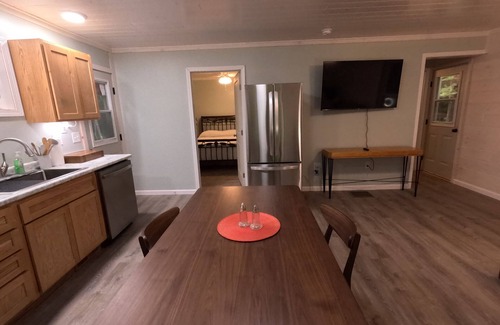 South Rutland Cabina | 3BR Lacona Cabin: AC, Trails Access, Family + Pet-Friendly