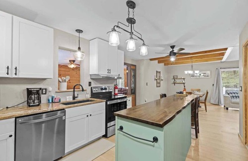 Lake Luzerne-Hadley Casa | 3BR Lake Luzerne Retreat with Game Room & Hot Tub