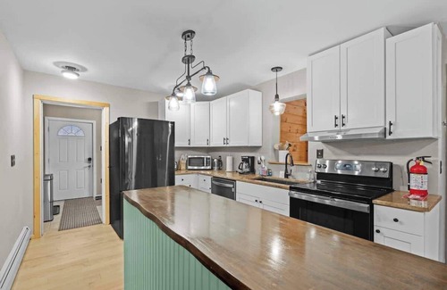Lake Luzerne-Hadley Casa | 3BR Lake Luzerne Retreat with Game Room & Hot Tub