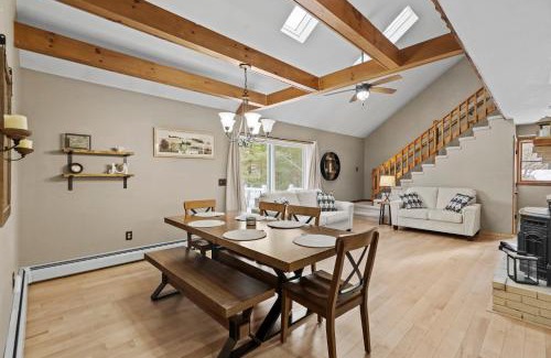 Lake Luzerne-Hadley Apartamento | 3BR Lake Luzerne Retreat with Game Room & Hot Tub