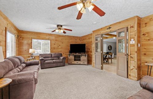 Lake Luzerne-Hadley Apartamento | 3BR Lake Luzerne Retreat with Game Room & Hot Tub