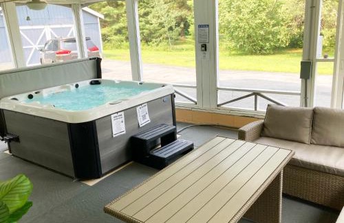 Lake Luzerne-Hadley Apartamento | 3BR Lake Luzerne Retreat with Game Room & Hot Tub