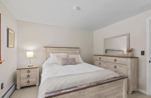Lake Luzerne-Hadley Apartamento | 3BR Lake Luzerne Retreat with Game Room & Hot Tub