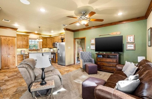 Granbury Apartamento | 3BR Lakefront Retreat w/Dock & Kayaks