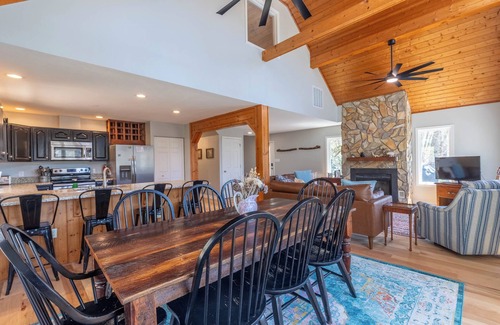 Tuckasegee Cabina | 3BR Lakefront w/ Dock, Hot Tub, Game Room + EV