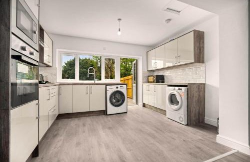 Moseley Casa | 3BR Luxury home in Peaceful Moseley