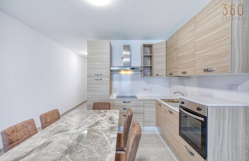 Mellieha Apartamento | 3BR Maisonette w/ Terrace, Pool Access & Sea View